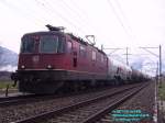 Zug 64380 mit Re 4/4  11243 an der Spitze wartet beim Spurwechsel in Neugrt die Kreuzung des Rheintal-Express nach Chur ab.