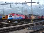 Schotter-Verdicht-Maschine Vtmas, BB 1116 108-0 *EM-Kroatien* und 4 SBB Re 4/4 II in der warmen Abendsonne in Buchs SG 29.03.08  