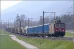 Re 4/4 II 11336 mit einem langen Stallinger-Zug auf der 15 Promille Steigung zwischen Felsberg und Chur.