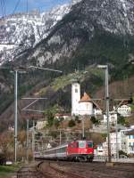 Zu diesem Bild liess ich mich von Karl Sauerbreys ID 177915 inspirieren: Re 4/4 II 11210 mit EC nach Milano bei Flelen am 26.03.2008.Die Bahnschranken sind einer Unterfhrung gewichen und die