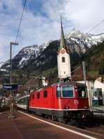 Re 4/4 II 11157 mit IR nach Locarno bei der Einfahrt in Flelen am 26.03.2008