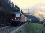 Die Re 4/4 II 11190 zieht am 28.03.2008 zusammen mit einer E 189 einen GZ die Gotthard-Nordrampe hinauf.Aufgenommen bei Intschi zwischen Amsteg und Gurtnellen.