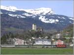 RE3822 nach St.Gallen mit einer Re 4/4 II an der Spitze fhrt am Schloss Sargans vorbei.