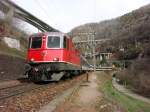 Re 4/4 11211 mit IR nach Locarno in der Biaschina am 03.04.2008.Auf der oberen Ebene ist der ETR 610 001 sichtbar, der auf Messfahrt nach Biasca unterwegs ist.