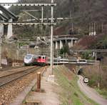 Eine Re 4/4 II mit IR nach Locarno begegnet bei Gironico in der Biaschina dem ETR 610 001 auf Probefahrt am 03.10.2008.