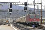 Re 4/4 II 11271 rauscht mit einem Zug Khlwagen durch den Bahnhof Olten.