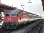 SBB - Re 4/4 11222 unterwegs mit Regionalzug ( 1 AB + 3 B  + 1 BDt ) im Bahnhof von Biel / Bienne am 24.02.2008