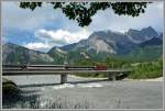 Ein InterRegio berquert die Rheinbrcke bei Bad Ragaz SG in Richtung Chur GR am 13.5.2008.