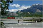 Ein InterRegio berquert den Rhein kurz vor dem Bahnhof Bad Ragaz SG und erlaubt den Fahrgsten einen schnen Ausblick auf den reissenden Fluss.