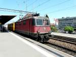 SBB - Postzug mit der SBB Re 4/4 11303 und einem Postwagen bei der Durchfahrt im Bahnhof Nyon am 07.05.2008