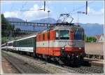 Entgegen den usserst schlechten Wetterprognosen, herrschte gestern im Tessin herrliches Sommerwetter.IR 2276 mit der blitzblanken Re 4/4 II 11108 (ex Swissexpress)fhrt in Bellinzona ein.