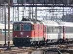 SBB - Einfahrender Schnellzug mit der Re 4/4 11304 in den Bahnhof Basel SBB am 15.03.2008