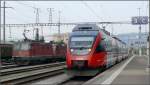 Der Eilzug aus lindau Hbf mit 4024 003-8 fhrt in St.Margrethen an zwei nicht mehr ganz taufrischen Re 4/4  vorbei.