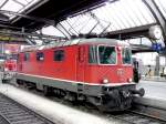 SBB - Re 4/4 11121 im Hauptbahnhof von Zrich am 19.04.2008