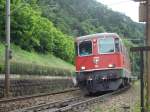 Re 4/4 II 11121 mit IR Locarno-Basel SBB bei Lavorgo am 07.06.2008