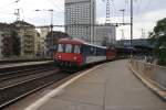 Der Gefngniszug mit der Re 4/4 II 11143 durchfhrt am 14.7.08 den Bahnhof Zrich Oerlikon.