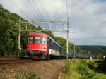 IR Zofingen-Basel SBB mit schiebender Re 4/4 II 11303 am Zugschluss am 08.07.2008 zwischen Tecknau und Gelterkinden.