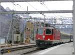 Die frisch revidierte Re 4/4 II 11210 durchfhrt mit einem IR den Bahnhof Mhlehorn.