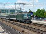 SBB - Grne Re 4/4 11161 mit Schnellzug unterwegs bei der Durchfahrt im Bahnhof von Liestal am 03.08.2008