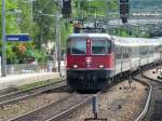 SBB - Re 4/4 11221 mit Schnellzug unterwegs nach Basel bei der Durchfahrt im Bahnhof von Liestal am 03.08.2008