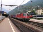 SBB Re 4/4II 11337 + Re 620 061-2 bei der durchfahrt in Bellinzona am 20-7-2004