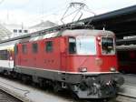 SBB - Re 4/4 11147 vor einem Schnellzug im Bahnhof von Chur am 25.05.2008