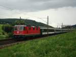 Kurz vor einem Regengutsch ist die Re 4/4 II 11304 mit ihrem EC nach Milano am 08.07.2008 zwischen Gelterkinden und Tecknau unterwegs.