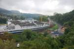 Ein von einer Re 4/4 II gefhrter  Cisalpino  verlt Schaffhausen am Rheinfall in Richtung Zrich.