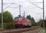 Re 4/4  legt sich mit dem EC 175 Schaffhausen - Livorno Centrale bei Altenburg-Rheinau in die Kurve.