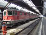 Ein bischen viel Lokomotive fr einen einfachen Personenzug.
Aufgenommen am Zricher Hauptbahnhof am 04.10.2006.