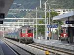 Eine Re 4/4 II durchfhrt am 02.08.08 mit einem Leerzug den Bahnhof von Visp.