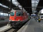 Die glnzende Re 4/4 11159 mit einem InterRegio nach Zofingen, bestehend aus EW I/II in Basel SBB.