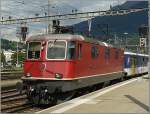 SBB Re 4/4 II 11197 verlsst am 31.07.08 mit einem Regio den Bahnhof von Brig.