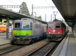 bls / SBB - Re 4/4 420 506-8 neben der Durchfahrenden SBB Re 4/4 11334 im Bahnhof von Spiez am 11.09.2008