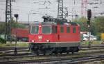 SBB Re 4/4 II 11322, ehemalige Werbelok  1/2 Tax-Abo , durchfhrt als Solofahrzeug den Bahnhof von Basel-Bad Richtung Basel SBB.