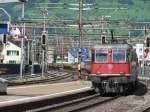 SBB - Re 4/4 11145 mit Schnellzug unterwegs ins Tessin bei der durchfahrt im Bahnhof von Schwwyz am 08.09.2008