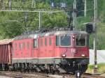 SBB - Re 4/4 11275 und Re 6/6 vor Gterzug bei der einfahrt in den Bahnhof von Brig am 11.08.2008