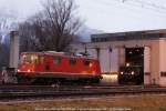 Whrend die SBB Re 4/4  11158 auf die Ankunft des EC 162  Transalpin  aus Wien WestBhf wartet, ist die Museumslokomotive 1020 042-6 noch daran, die Dampflok 77.250 ins Depot zu verschieben.