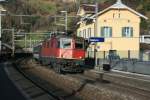 Re 4/4 11302 fhrt mit ihrem Regionalzug in Richtung Gotthard durch Sisikon; 30.11.2008