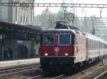 SBB - Re 4/4 11218 mit Schnellzug unterwegs bei der Durchfahrt im Bahnhof von Liestal am 19.09.2008