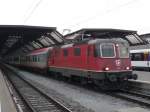 Re 4/4  11304 setzt sich an den eben angekommenen EN 464 aus Graz Hbf.