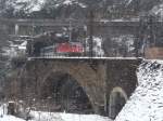 Re 4/4  mit IR 2169 Basel SBB - Locarno beim verlassen des Travi-Tunnel auf der oberen Ticino-Brcke zwischen Faido und Biasca.