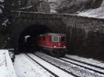 Re 4/4  mit IR 2271 Zrich HB - Locarno bei der Ausfahrt aus dem Tourniquet-Tunnel auf der mittleren Ebene der Biaschina.