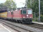 SBB - Re 4/4 11246 und Re 4/4 mit Postgterzug unterwegs in Territet am 24.09.2008