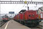 IR 2169 mit Re 4/4 II 11249 hlt in Erstfeld neben Bm 4/4 18437 mit einem Tunnelrettungszug.