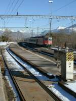 Re 4/4 II mit IR Brig - Genve Aroport bei der Durchfahrt in Ardon.