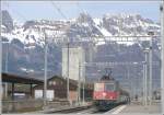 RE 3823 mit Re 4/4 II 11205 an der Spitze trifft in Buchs SG ein.