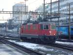 Re 4/4  11203 fhrt nachdem sie ihren Zug in Basel SBB abgestellt hatte in die Abstellgruppe.