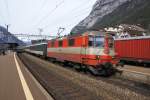 Weil diese Lokomotive so schn ist, hier gleich noch ein Bild: Re 4/4 II 11109 fhrt am 14.3.09 aus Erstfeld aus.