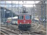 Den IR 2417 VoralpenExpress fhrt die SBB Re 4/4 II 11222 mit einem zweifarbigen BDt am Zugschluss Richtung Romanshorn.